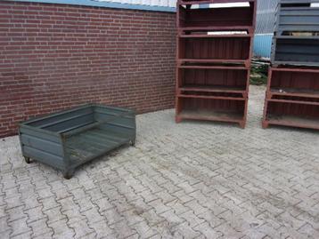 Stalen stapelbak, plaatstalen bak 124 cm x 84 cm beschikbaar voor biedingen