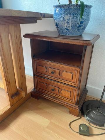 Massief hout vintage antiek ladekastje met 2 lades beschikbaar voor biedingen