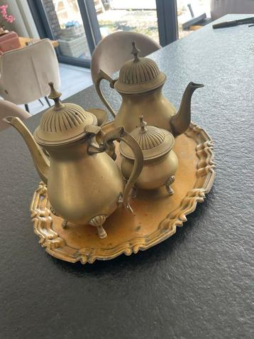 Thee servies Arabisch servies beschikbaar voor biedingen