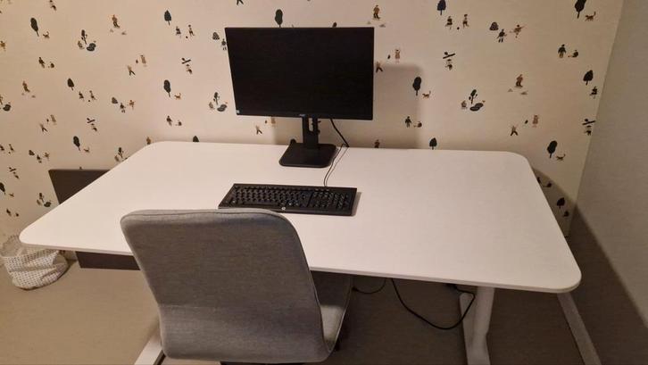 Ikea Bekant Bureau - Sta Zit Handmatig Verstelbaar, Huis en Inrichting, Bureaus, Zo goed als nieuw, Bureau, In hoogte verstelbaar