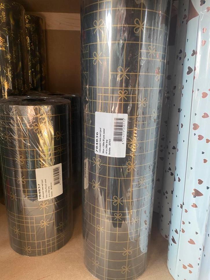 Luxe rol Kerstpapier Strik 200 meter lang 50 cm breed, Diversen, Cadeaupapier, Ophalen of Verzenden