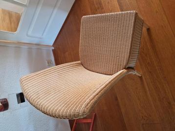 8 Lloyd loom diner stoelen. Kleur beige beschikbaar voor biedingen