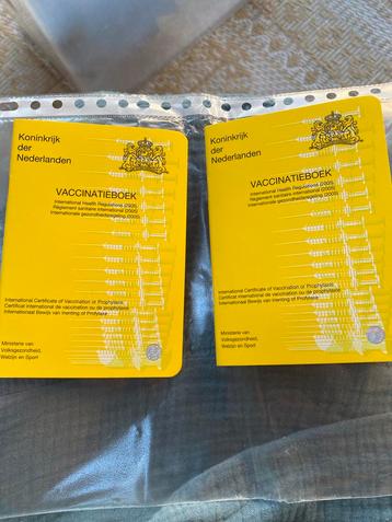 Twee Vaccinatieboekjes - Nieuw beschikbaar voor biedingen