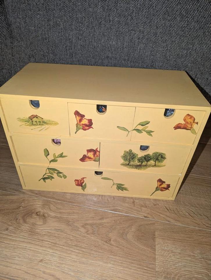 Kastje met kralen, opbergbakjes, Hobby en Vrije tijd, Kralen en Sieraden maken, Zo goed als nieuw, Kraal, Ophalen