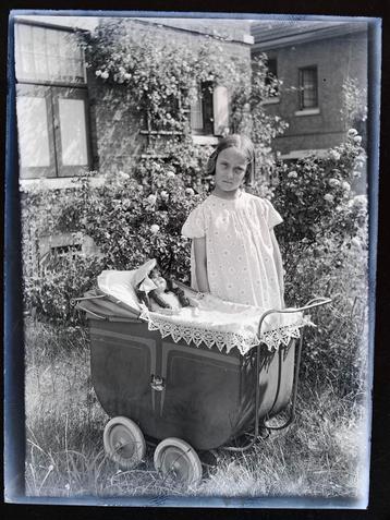 Glasnegatief. Meisje met poppenwagen + pop. Scherp negatief. beschikbaar voor biedingen