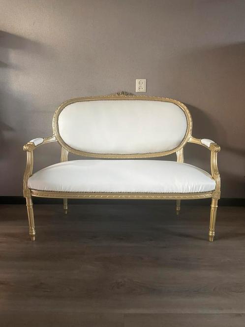 Gaaf gerestyled queen anne bankje bank sofa wit goud skai, Huis en Inrichting, Banken | Sofa's en Chaises Longues, Zo goed als nieuw