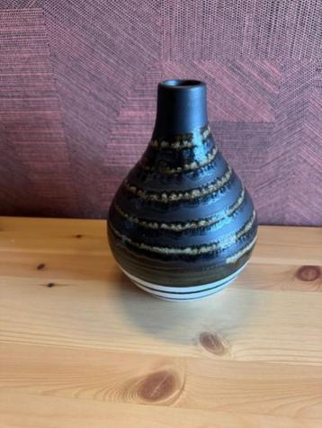 Ronde Vaas, 21 cm hoog beschikbaar voor biedingen