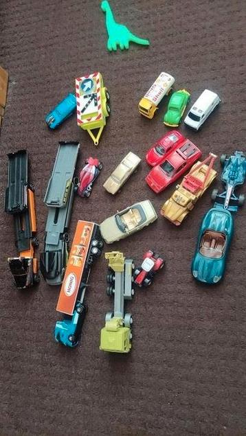 Te koop aangeboden setje auto voertuigen o.a. hotwheels beschikbaar voor biedingen