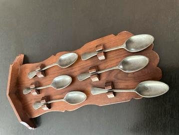 Tinnen Lepels op Houten Bord beschikbaar voor biedingen