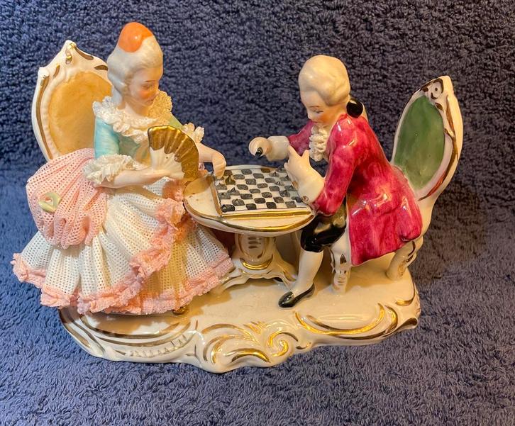 Antiek porseleinen beeldje schaakspel, Antiek en Kunst, Antiek | Keramiek en Aardewerk, Ophalen of Verzenden