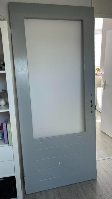 Buitendeur inclusief glas (zo goed als nieuw) beschikbaar voor biedingen