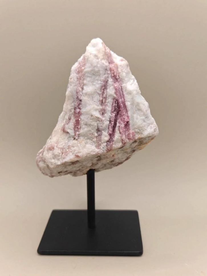 Ruwe roze toermalijn in kwarts – 644 g op standaard Brazilië, Verzamelen, Mineralen en Fossielen, Mineraal, Ophalen of Verzenden