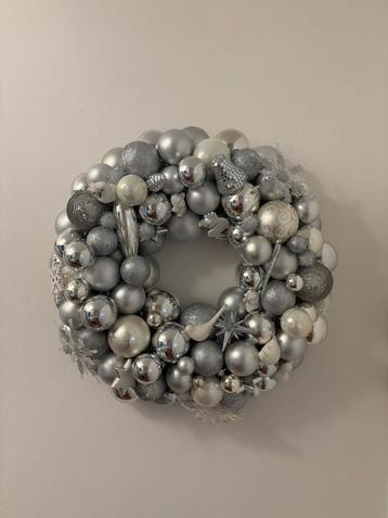Prachtige zilveren krans kerstballen beschikbaar voor biedingen