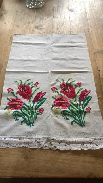 Apart geborduurde doek beschikbaar voor biedingen