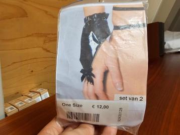 Lak kinky handschoentjes beschikbaar voor biedingen