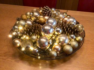 Schaal met kerstballen, mastappels en lichtsnoer compleet beschikbaar voor biedingen