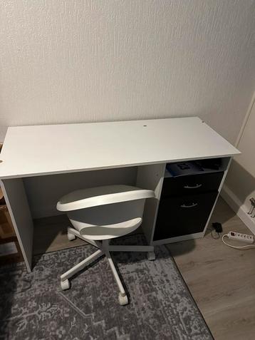 Bureau met bureaustoel  beschikbaar voor biedingen