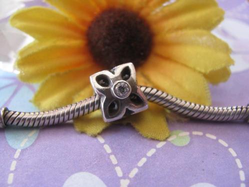Pandora bedel P346 = bloemen rondom + zirkoniaas HELDER, Sieraden, Tassen en Uiterlijk, Bedels, Zo goed als nieuw, Pandora, Zilver