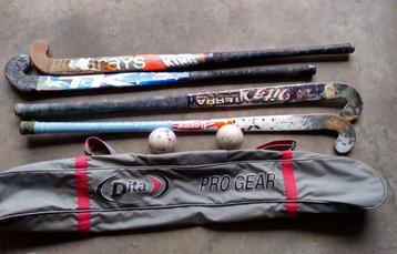 Tas met 4 hockeysticks (84 - 92 cm) en 2 ballen  beschikbaar voor biedingen