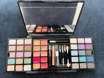 Nieuw Victoria’s Secret Hello, Bombshell: Make up kit beschikbaar voor biedingen