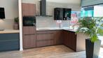 Moderne showroomkeuken met kookeiland  Electrolux apparatuur, Huis en Inrichting, Keuken | Complete keukens, Ophalen, Nieuw, Composiet