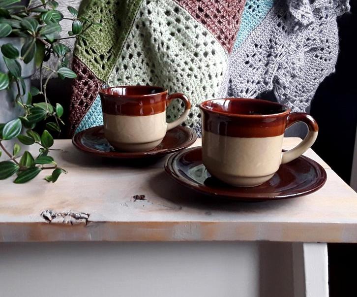 Vintage kop en schotels - donkerbruin / creme - 2 paar, Huis en Inrichting, Keuken | Servies, Gebruikt, Kop(pen) en/of Schotel(s)