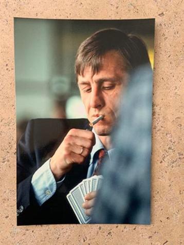 Org kleurenfoto 20x30 cm Johan Cruijff coach Ajax + sigaret beschikbaar voor biedingen