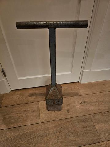 Bandenstamper met houten blok beschikbaar voor biedingen