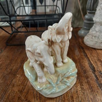 Royal Dux art deco beeldje van 2 olifanten  beschikbaar voor biedingen