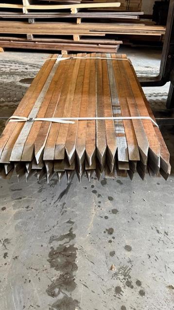 Hardhouten palen beschikbaar voor biedingen