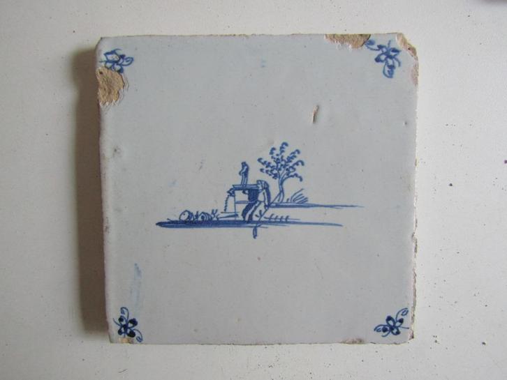 een antieke tegel met een herderinnetje bij een waterput, Antiek en Kunst, Antiek | Wandborden en Tegels, Ophalen of Verzenden