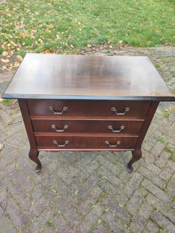 Commode met 3 lades beschikbaar voor biedingen
