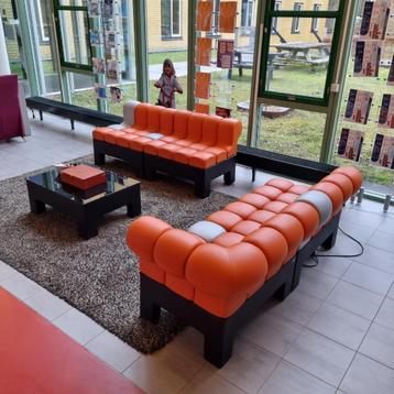 MY YOUR MODI  LEDEREN FAUTEUIL MET TAFEL VOOR  ONTVANGSTHAL beschikbaar voor biedingen