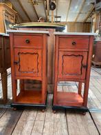 Twee brocante Franse kastjes nachtkastjes met marmer
