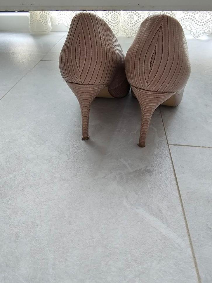 Elegante Beige Pumps - Claudia Ghizzani/39, Kleding | Dames, Schoenen, Zo goed als nieuw, Pumps, Beige, Ophalen of Verzenden