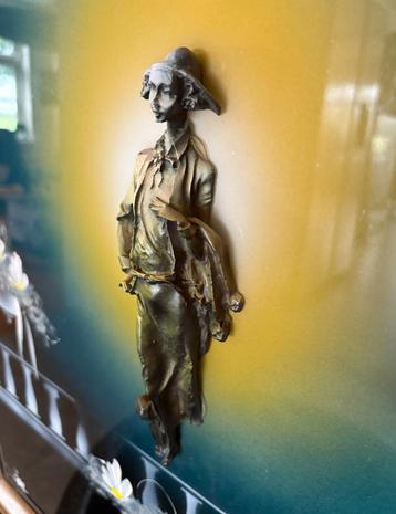Schilderij met vrouwe figuur in reliëf beschikbaar voor biedingen