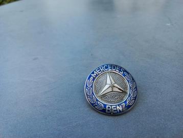 Mercedes Benz logo's embleem. beschikbaar voor biedingen