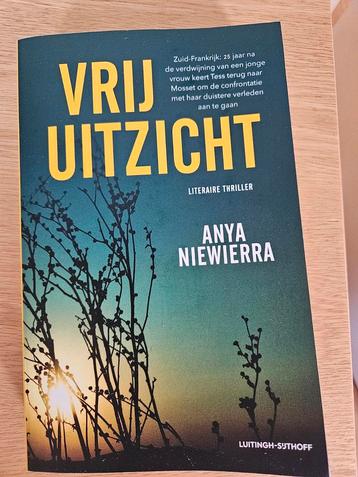 Anya Niewierra - 3 Boeken beschikbaar voor biedingen