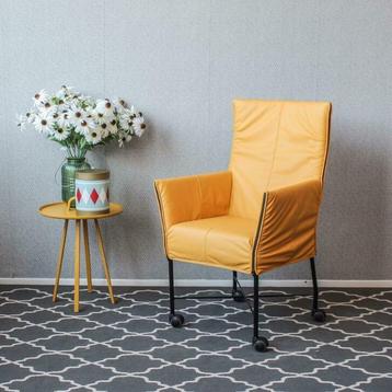 12 Montis Chaplin eetkamerstoelen saffraan geel, verrijdbaar beschikbaar voor biedingen