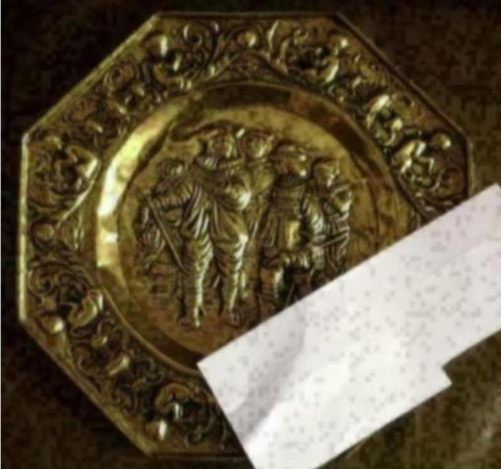 Geel koperen bord met relief mannen, jagers midden; 35 * 35, Antiek en Kunst, Antiek | Koper en Brons, Koper, Ophalen of Verzenden