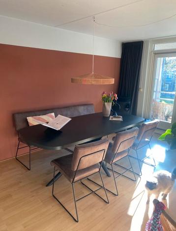 Tafel met stoelen