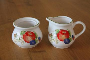 Roomstel met fruitdecoratie, melkkan + suikerpot, Keramiek beschikbaar voor biedingen