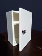 Vintage wit medicijnkastje, kastje met metalen knopje, Gebruikt, Vintage, Ophalen of Verzenden, Nvt