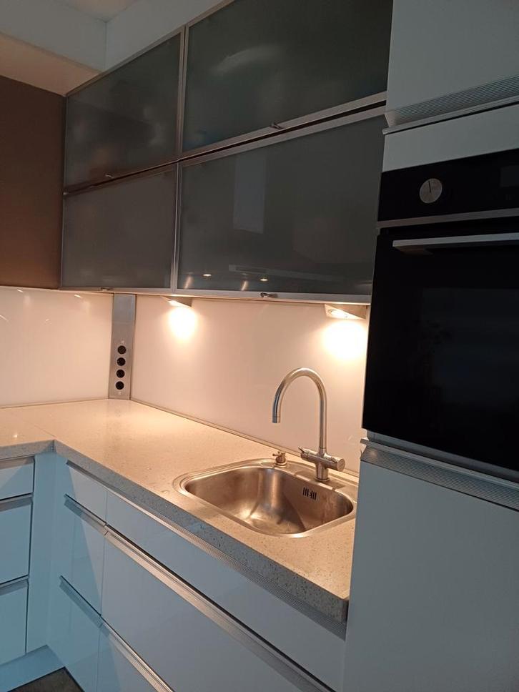 Keramieken keukenblad met gasfornuis, spoelbak een kraan., Huis en Inrichting, Keuken | Complete keukens, Gebruikt, Graniet of Steen