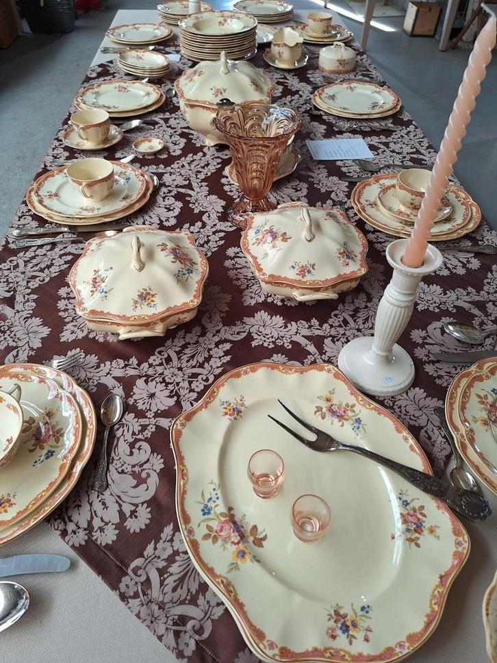 Engels servies Johnson Bros Victorian Boscombe, Antiek en Kunst, Antiek | Servies compleet, Ophalen of Verzenden