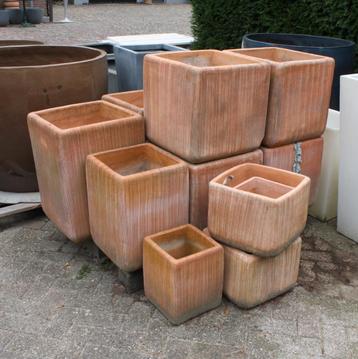 Diverse vierkante terracotta bloempotten terras beschikbaar voor biedingen