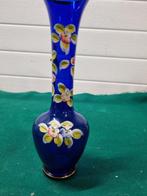Vaas blauw glas beschilderd met bloemen, Ophalen of Verzenden, 'T Olde Gre-j, Info@toldegrej.nl, Endepoelstraat 20f Didam