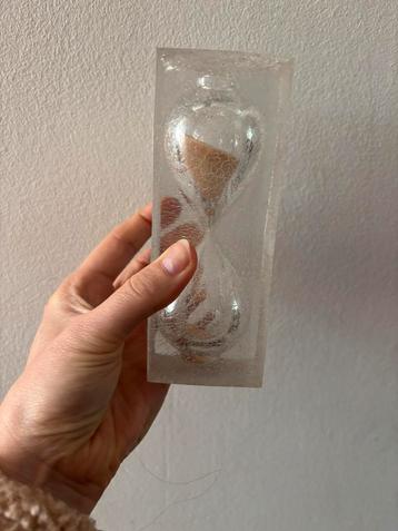 Vintage lucite / plexiglas zandloper beschikbaar voor biedingen