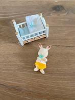 Sylvanian families babycrib+2 flesjes, Verzamelen, Ophalen of Verzenden, Zo goed als nieuw, Poppenhuis