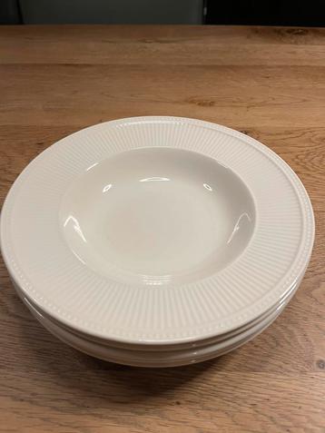 Wedgewood vijf diepe borden zgan beschikbaar voor biedingen